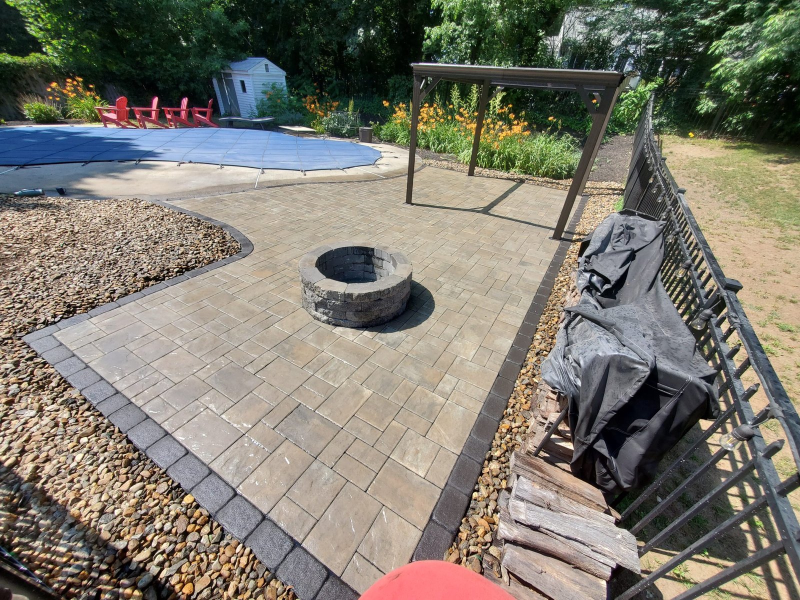 Stone retaining wall with steps